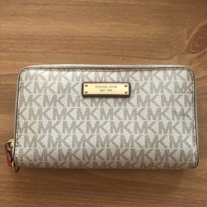 Michael Kors wallet used but in good condition